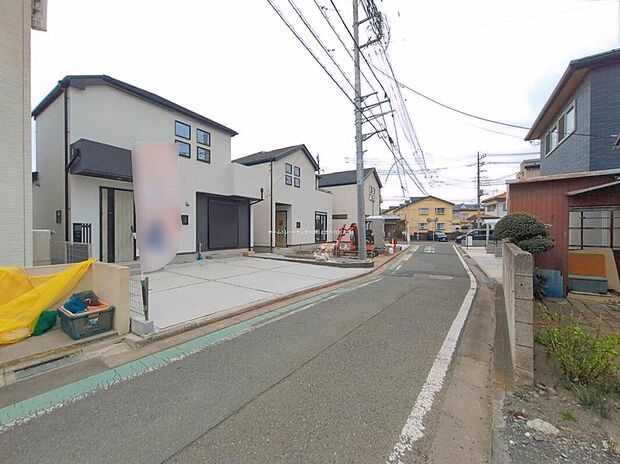 【前面道路含む現地写真】カースペース2台可能です。
この街で・この家で暮らしたいと思わせる理由を是非現地でお確かめ下さい。