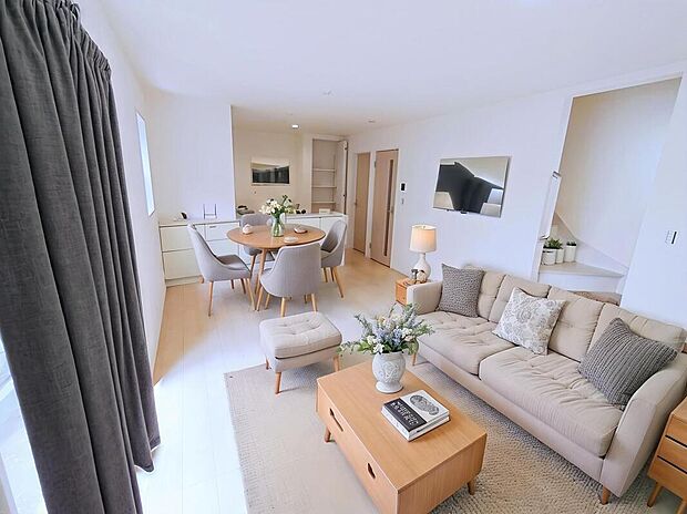 【☆Livingroom☆】
家族のコミュニケーションを重視した対面式キッチン・リビングイン階段プランです。
※家具をCGで加工しています。家具付き販売ではございません。