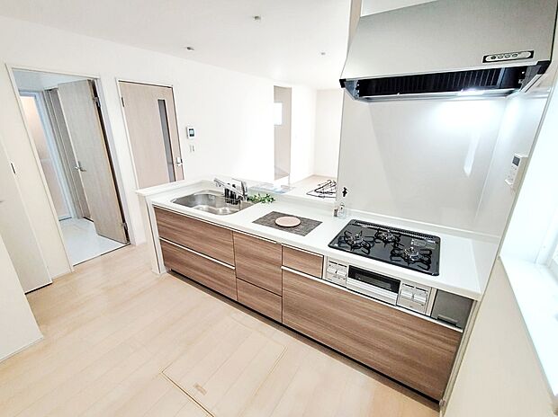【☆Kitchen☆】
人工大理石トップ仕様の高級感のあるシステムキッチン。浄水器、ハンドシャワーなど、高機能付きです。サポート力◎で、家事も快適スムーズに出来そうです。