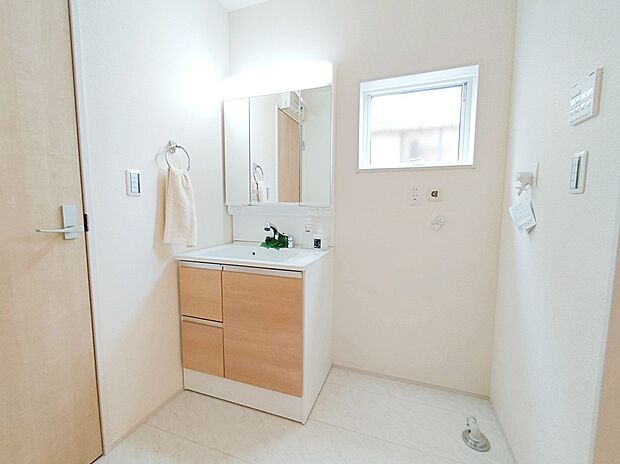 【☆Washstand☆】
明るく清潔感溢れるサニタリースペース。毎日使う場所だからこそ、快適な空間となっております。
