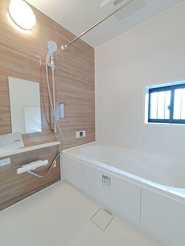 【☆Bathroom☆】一日の疲れを洗い流せるような憩いのバスルーム。窓付きなので、採光もあり明るく気持ちの良い空間です。窓があることで、換気環境も良好。掃除もスムーズに出来ます。