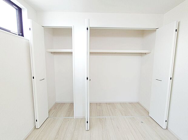 【☆Closet☆】
大人が立って入る事ができる広々クローゼット。コートやワンピースはもちろん、ゴルフバッグ等大きな物も楽々収納できます。