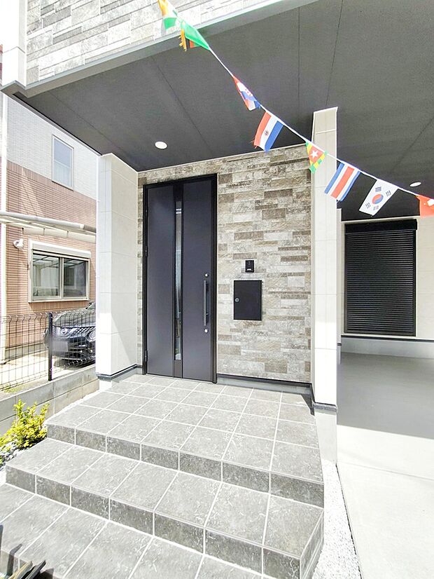 【玄関】訪れる人を優しく迎える、スタイリッシュな玄関。