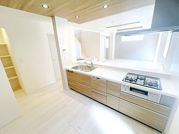 【☆Kitchen☆】
大容量の収納スペースは取り出しやすくしまいやすいスライドタイプ、大きな鍋などもラクに取り出せます♪