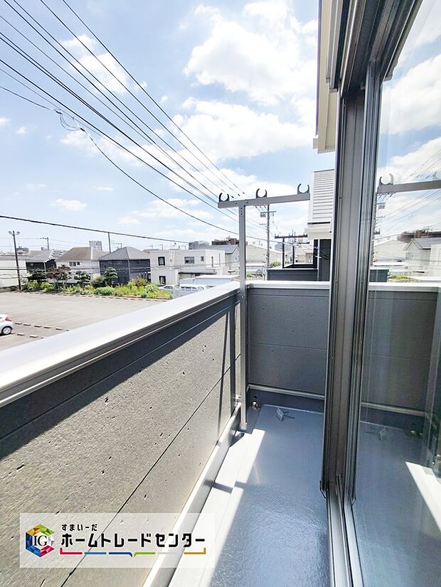 【☆バルコニー☆】開放感いっぱいの眺望と共に光と風を享受するバルコニー。
晴れた日にはたっぷりお洗濯ものを干すことができます♪