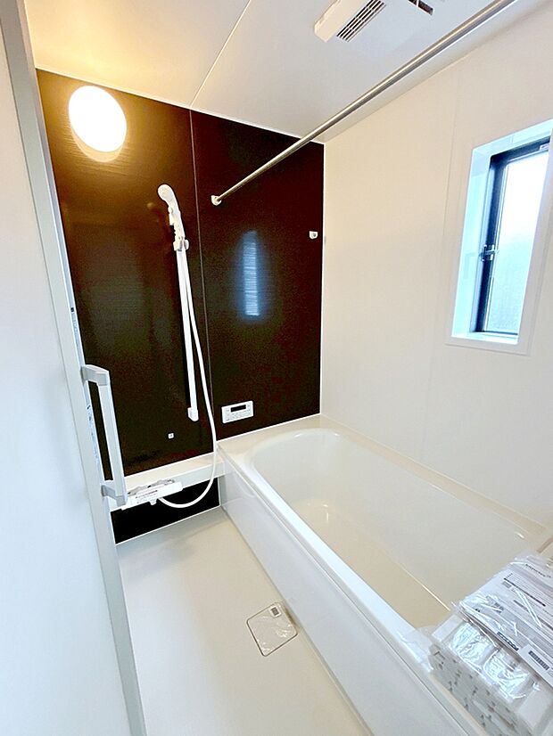 【☆Bathroom☆】窓付きのバスルームは、明るく換気環境も良好。日中の入浴も気持ちよくお使い頂けそうです。