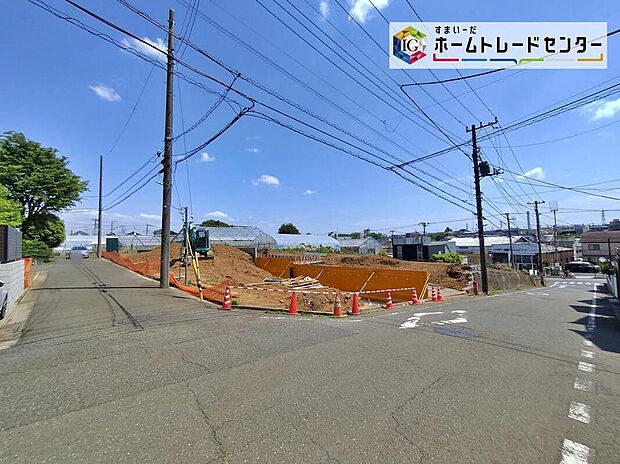 【前面道路含む現地写真】カースペース2台可能です。
この街で・この家で暮らしたいと思わせる理由を是非現地でお確かめ下さい。
現地をご覧いただきながら、住まいの夢をお聞かせください。