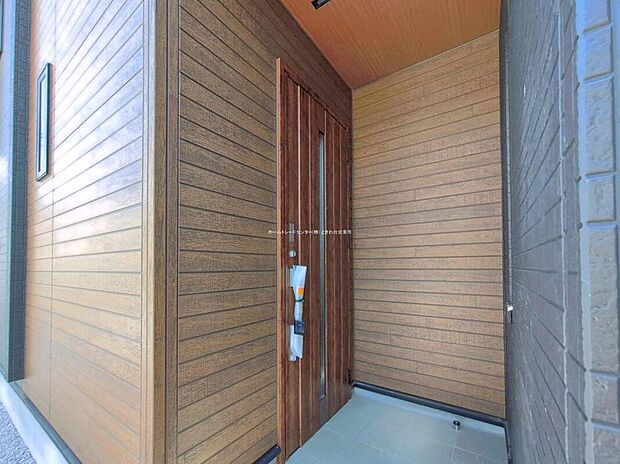 【玄関】家族を温かく迎え入れ、毎日を気持ちよくスタートさせてくれる玄関は、清潔感と使いやすさを大切にしました。