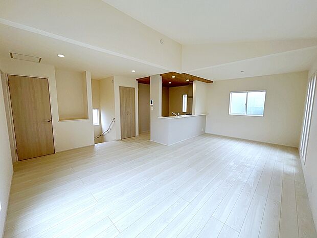 【Livingroom】自然光がたっぷり室内に降り注ぎ、居心地のよいリビング。ご家族の楽しい笑い声が聞こえてきそうです。
