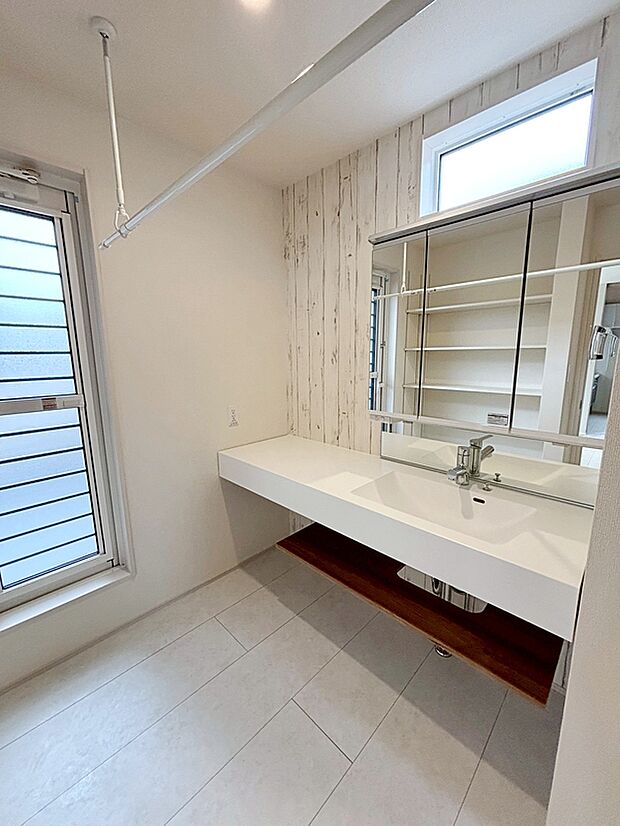 【Washstand】お洒落なオープンサニタリー。室内物干しが備わっているため、雨の日の洗濯物干しに便利です♪
