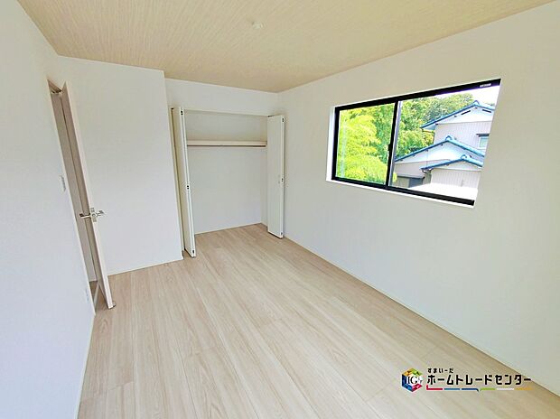 【☆居室☆】☆1号棟☆
充分な広さの収納を備え、採光良好な洋室は、快適空間。プライベートの時間もゆったりお寛ぎ頂けそうです。