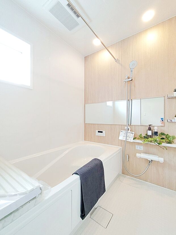 【☆Bathroom☆】
浴室は乾きやすく、滑りにくい速乾床を採用。お子様とのお風呂タイムも安心です。