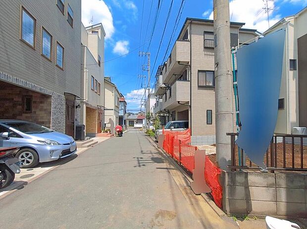 【前面道路含む現地写真】ビルトイン車庫ございます。
この街で・この家で暮らしたいと思わせる理由を是非現地でお確かめ下さい。
現地をご覧いただきながら、住まいの夢をお聞かせください。