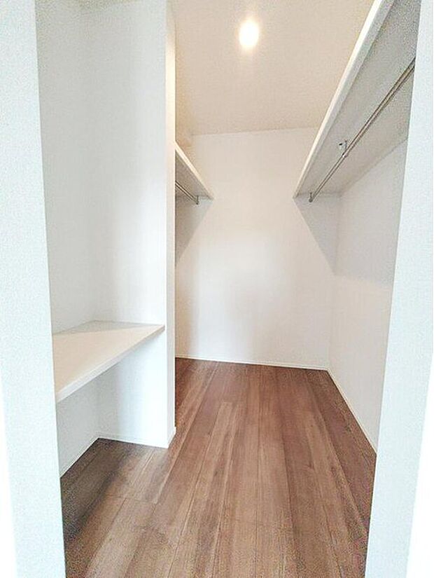 【収納】☆Walk in Closet☆
収納力豊富なウォークインクローゼットを設置。カウンターもございます。洋服や小物類など、目的に応じてすっきり美しい収納を実現します。