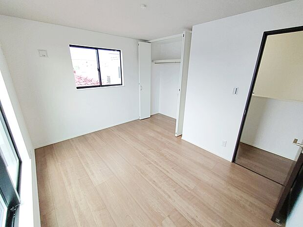【☆Room☆】
充分な広さの収納を備え、採光良好な洋室は、快適空間。プライベートの時間もゆったりお寛ぎ頂けそうです。