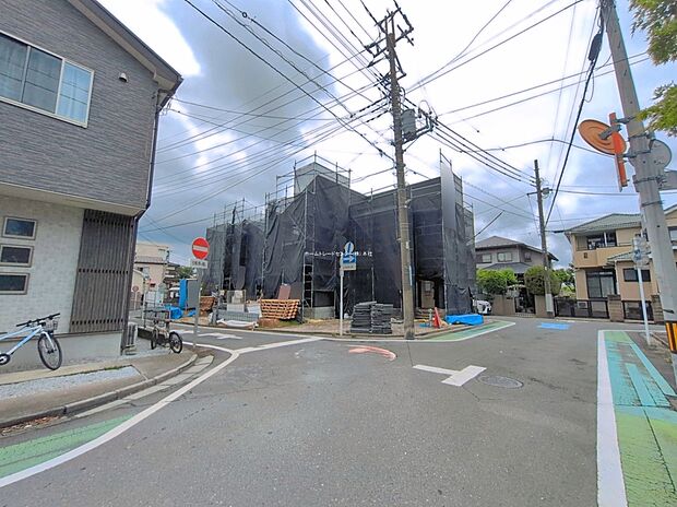 【前面道路含む現地写真】カースペース並列２台可能です。当日のご見学予約も承ります。同じものは２つとない「夢のマイホーム」との出会いが待っているかもしれません。