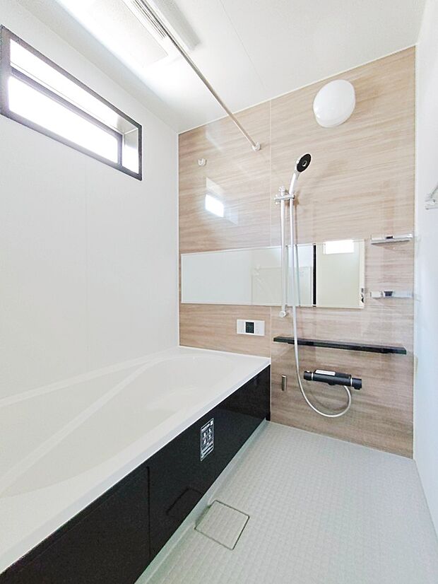 【☆Bathroom☆】一日の疲れを洗い流せるような憩いのバスルーム。窓付きなので、採光もあり明るく気持ちの良い空間です。窓があることで、換気環境も良好。掃除もスムーズに出来ます。
