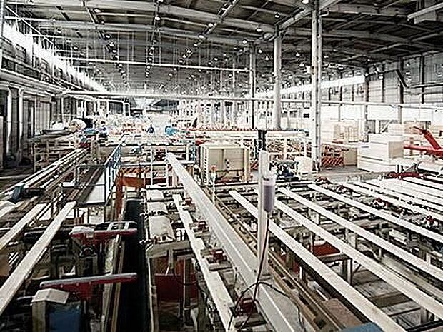 【工業化・分業化で建てるこだわりの住宅】工場で建築資材を製造するフルプレカットを採用。組み立てまで行ってから納品し、現場での作業負担を軽減すると同時に高い内装品質を実現しています。さらに分業化を徹底。それぞれの担当が専門的に作業を行い、効率化と熟練度の向上を図っています。