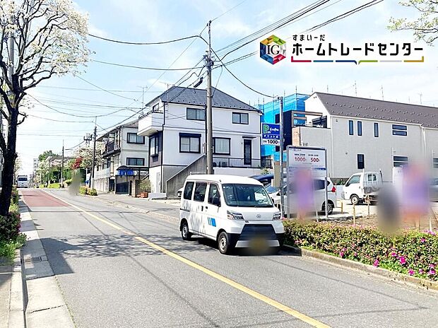 【前面道路含む現地写真】☆前面道路の様子☆カースペースございます。前面道路広々としており、開放感がございます。平日・お仕事帰りなど、いつでもご案内いたします!お気軽にお問い合わせ下さい。