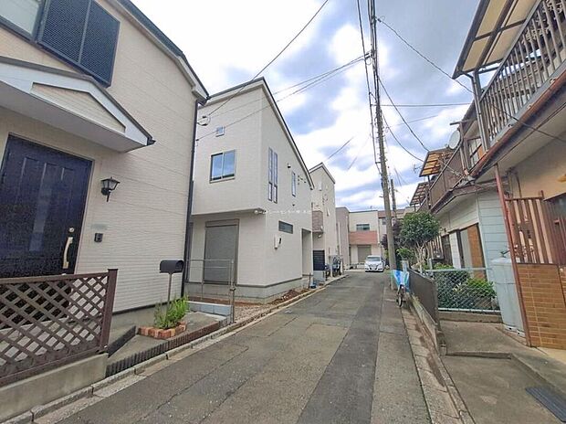 【前面道路含む現地写真】カースペースございます。この街で・この家で暮らしたいと思わせる理由を是非現地でお確かめ下さい。現地をご覧いただきながら、住まいの夢をお聞かせください。