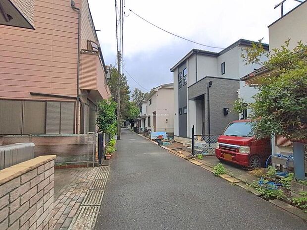 【前面道路含む現地写真】カースペースございます。現地をご覧いただきながら、住まいの夢をお聞かせください。