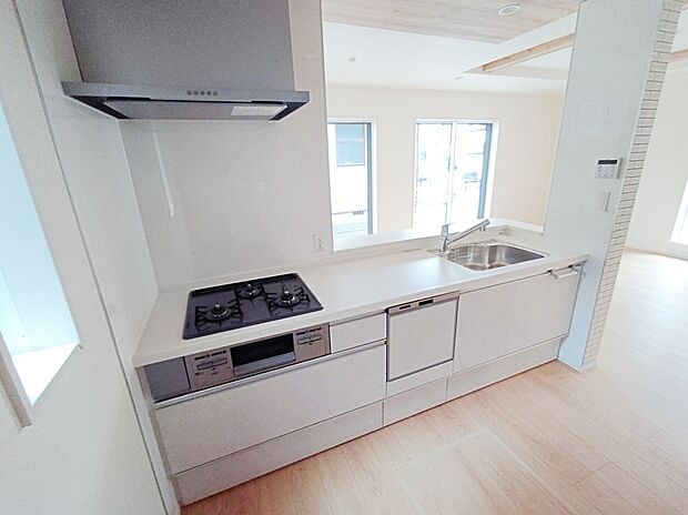 【☆Kitchen☆】ビルトイン式の食器洗い乾燥機を標準設置しています。家事の手間を大幅に削減してくれるお役立ちアイテムは、洗浄力が高いうえ、除菌効果にも優れております。