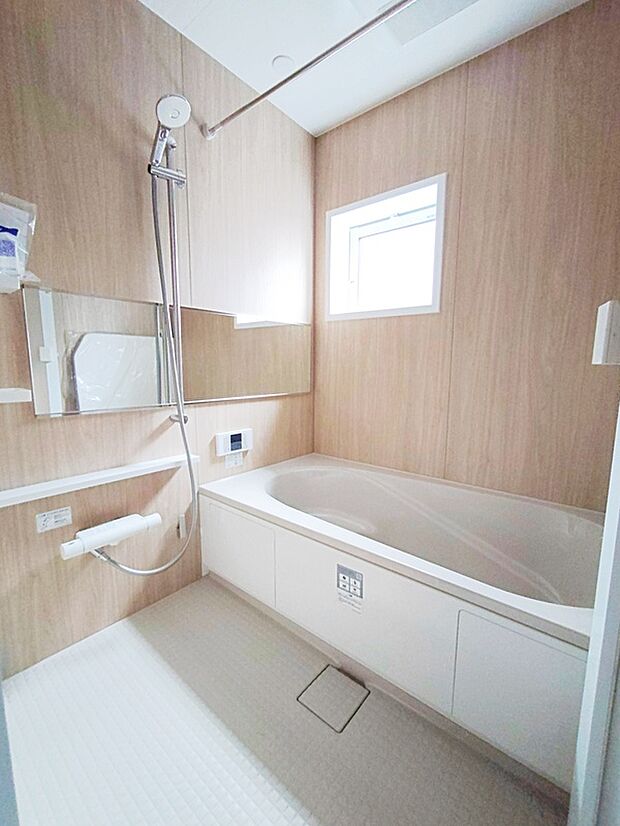 【☆Bathroom☆】寒い季節に嬉しい暖房機能付きの浴室です。冷やっと感じることなくお使い頂けます。また、換気乾燥機付きですので、日々のお手入れもスムーズに出来ます。毎日のバスタイムが楽しみになりそうです。