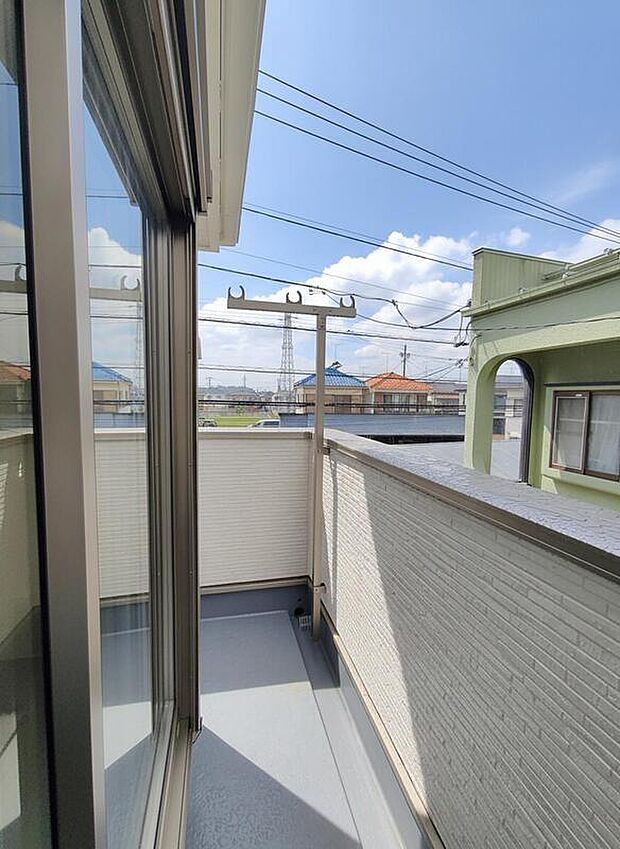 【☆Balcony☆】南側に配置されたバルコニー。暖かい陽光たっぷり降りそそぎ、天気の良い日は洗濯や布団干しも快適です。
