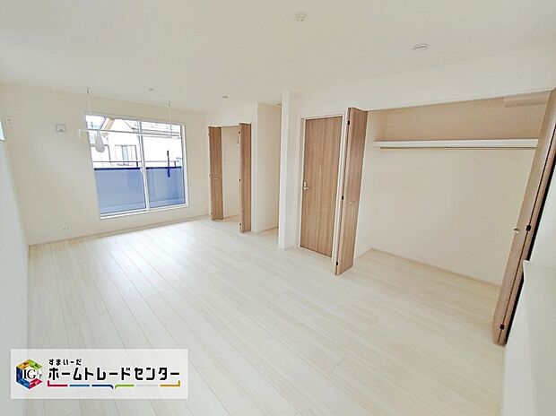 【☆Room☆ 1号棟】お子様が小さいうちは広く使え、大きくなったら間仕切りを設置して1部屋を2部屋に分けることができるフレキシブルルーム採用♪収納も完備しているので、お部屋は美しい空間を保てますね!