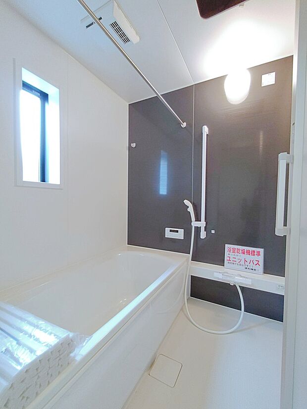 【☆Bathroom☆】一日の疲れを洗い流せるような憩いのバスルーム。窓付きなので、採光もあり明るく気持ちの良い空間です。窓があることで、換気環境も良好。掃除もスムーズに出来ます。
