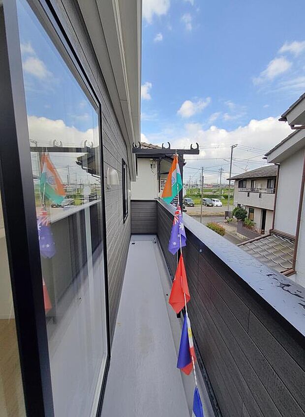 【☆Balcony☆】南側に配置されたバルコニー。暖かい陽光たっぷり降りそそぎ、天気の良い日は洗濯や布団干しも快適です。
