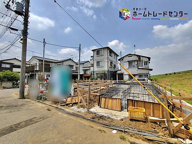 【現地外観写真】緑豊かでのびのびと子育てが出来る閑静な住宅地。休日は四季を感じながら、ジョギングしたり、お子様と一緒に遊べる河川敷の近くです。