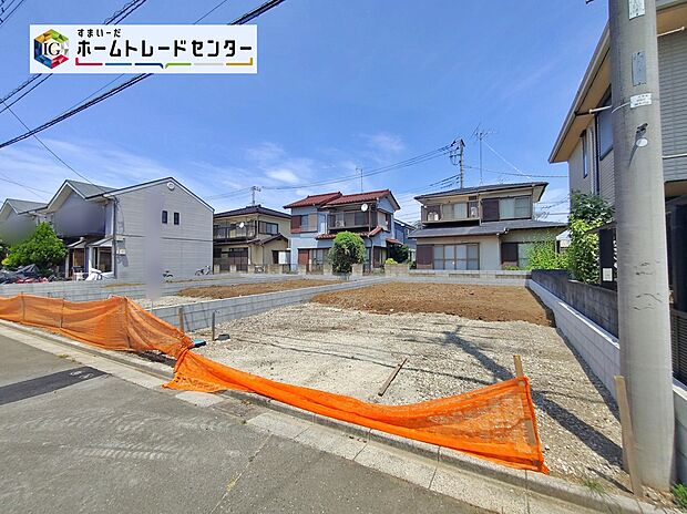【分譲地外観:南西6m公道に面した更地】造成済みの更地。南西側6.0m公道(アスファルト)に面し、整形・平坦な土地112.07~112.58m2、周囲は住宅地です。