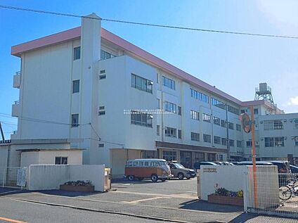 富士見市立鶴瀬小学校 550m (徒歩7分)