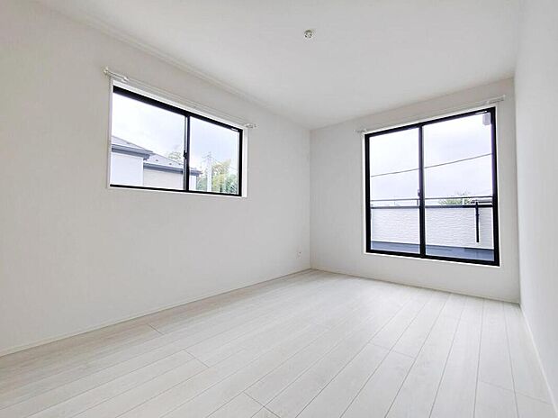 【☆Room☆】明るめのフローリングですので、壁紙ともマッチし、お部屋を更に広く見せてくれる効果も。収納も完備しているので、お部屋は美しい空間を保てますね!