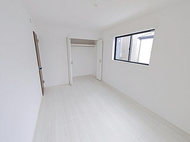 【☆Room☆】全居室2面採光の陽光が心地良いプライベートルーム♪充分な広さの収納を備え、採光良好な洋室は、快適空間。プライベートの時間もゆったりお寛ぎ頂けそうです。