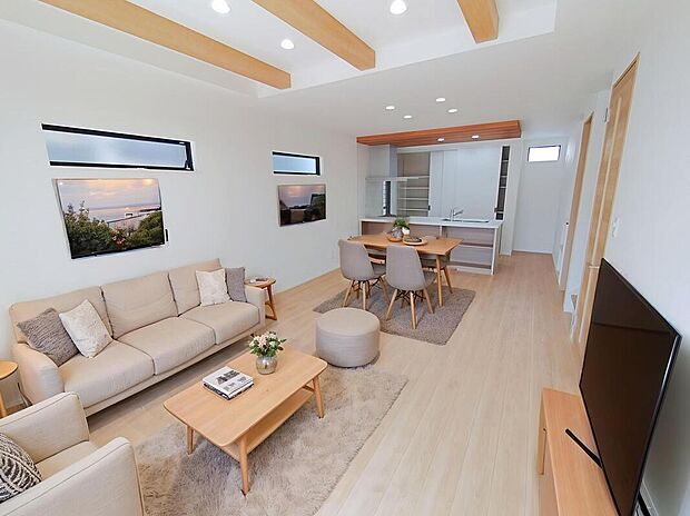 【☆LivingRoom☆】大きな南窓のあるリビングは、陽光あふれる明るい空間です。居心地良く、ご家族皆がゆったり寛げる憩いの空間となりそうです。※家具をCGで加工しています。