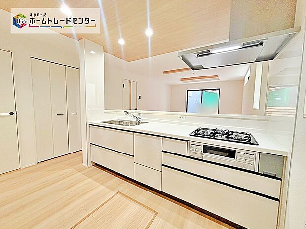 【☆Kitchen☆2号棟】対面式キッチンからは、リビングにいるご家族の様子が一目で分かります。小さいお子様がいても安心です。