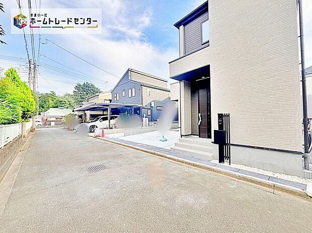 【☆前面道路の様子☆】前面道路は交通量の少ない道路です。ゆとりがあり、駐車時もゆっくりと落ち着いて行える立地環境になっています♪