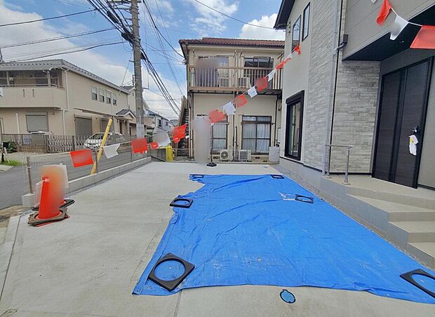 【駐車場】道幅の広い角地なので明るく開放感に溢れた好立地です！お車の出し入れもラクラク♪
お車から玄関までの距離が近いのでたくさんお買い物をした日も大丈夫♪雨の日も最小限の被害ですみます。