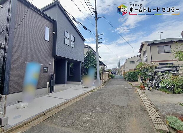 【前面道路の様子】カースペースございます。
この街で・この家で暮らしたいと思わせる理由を是非現地でお確かめ下さい。