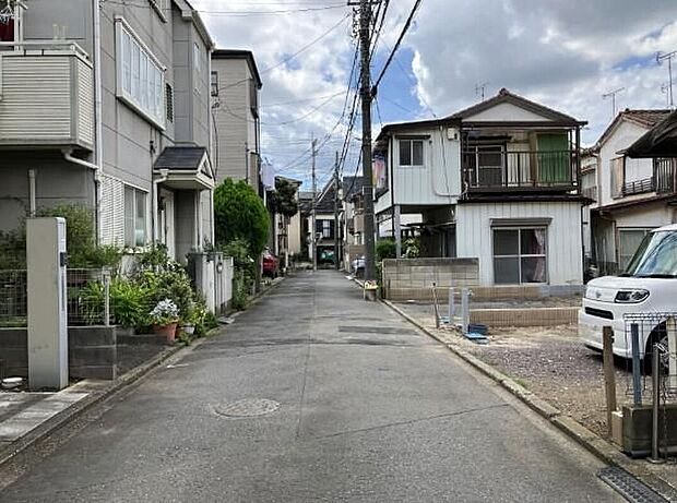 【前面道路含む現地写真】ご家族1人1人が部屋を持てるため、年頃のお子様がいるご家庭もプライバシーを確保することができます。平日・お仕事帰りなど、いつでもご案内いたします!お気軽にお問い合わせ下さい。