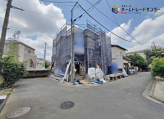 【前面道路含む現地写真】道幅の広い角地なので明るく開放感に溢れた好立地です！お車の出し入れもラクラク♪