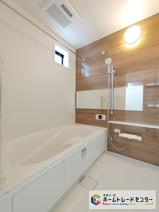 【☆浴室☆】窓付きのバスルームは、明るく換気環境も良好。日中の入浴も気持ちよくお使い頂けそうです。浴室は乾きやすく、滑りにくい速乾床を採用。お子様とのお風呂タイムも安心です。