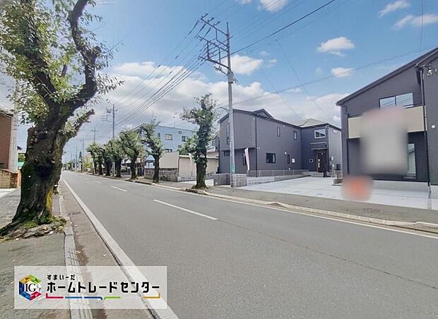 【前面道路含む現地写真】☆前面道路の様子☆カースペースございます。この街で・この家で暮らしたいと思わせる理由を是非現地でお確かめ下さい。