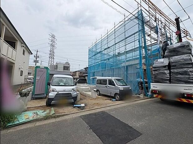 【前面道路含む現地写真】プライバシーに配慮し、風通しも良好な2階リビングを採用♪サービスルームはお好きな用途でお使いいただけます♪