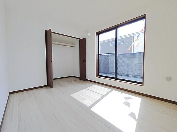 【☆Room☆】お陽さまの光をさわやかな風をたっぷりとりこめます。室内はいつも明るい印象なので気持ちの良い朝を迎えられます。毎日の生活も明るくなりそうです。