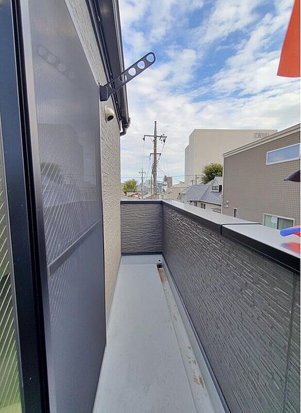 【☆Balcony☆】南側に設置された広々バルコニー。心地よい春の陽射しや暖かな風を楽しむことが出来ます。晴れた日にはたっぷりの洗濯物や布団を干せます!