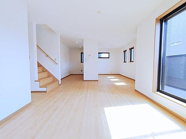 【☆LivingRoom☆】2階リビングは陽当たり・風通し共に良好で、ご家族みんなで過ごす空間をより居心地良くしてくれます。人目も気にならずプライバシーを確保することが出来ます。