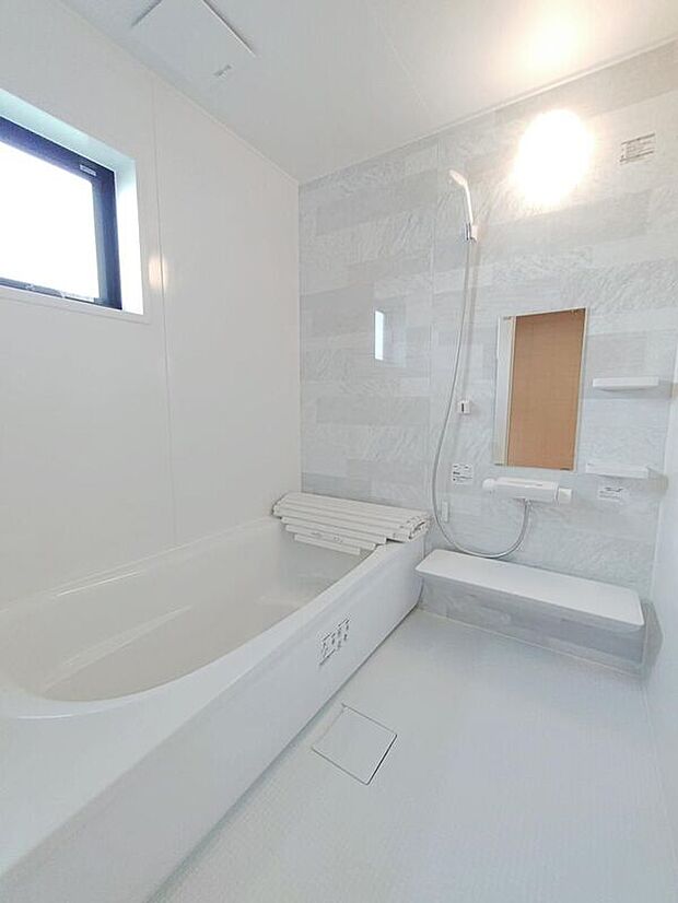 【☆Bathroom☆】一日の疲れを洗い流せるような憩いのバスルーム。窓付きなので、採光もあり明るく気持ちの良い空間です。窓があることで、換気環境も良好。掃除もスムーズに出来ます。